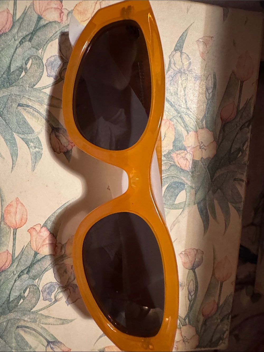 Fuofen - Women's Amber Cat-Eye Sunglasses with Dark Lenses